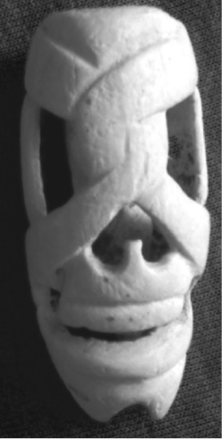 Figura 15. Concha de caracol Oliva tallada y perforada proveniente de Uxul. Excavaciones de 2010, Universidad de Bonn