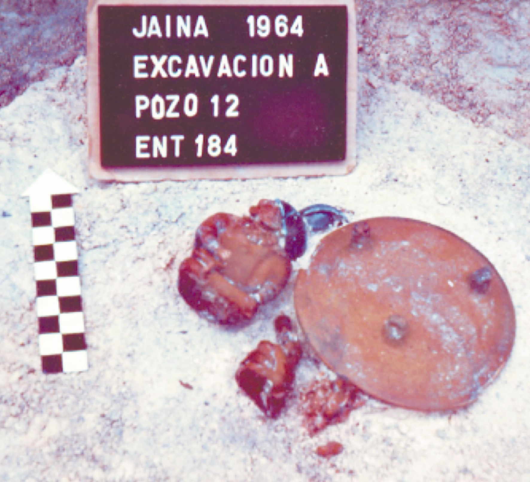 Figuras 5. Fotografía de la excavación del entierro 184, donde aparecen a) el banqueo y las tres figurillas, la vasija capital y los cuencos de pasta fina, 1966)
