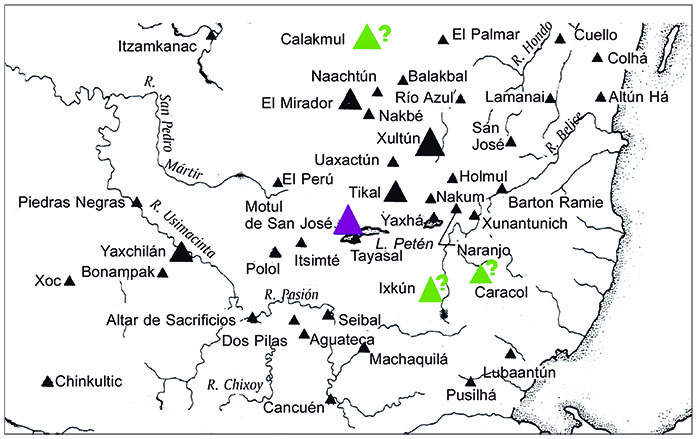 Mapa 3. En color verde los sitios posiblemente relacionados con la colectividad de <strong>7-</strong>[T544.501]<strong>-ni</strong>, “7 Cuevas”. No aparece el sitio de Baax Tuun por desconocerse hasta la fecha su ubicación. En color morado el sitio asociado con el título contemporáneo de <strong>4-</strong>[T544.501]<strong>-ni,</strong> “4 Cuevas”. Años 772 d.C.-820 d.C. Aunque no se indica en el mapa, en estas mismas fechas en Copán se usa el título de <strong>8-</strong>[T544.501]<strong>-ni</strong>, “8 Cuevas”. Esquema elaborado por Alejandro Sheseña sobre un mapa tomado de Sharer, 2003: 37.