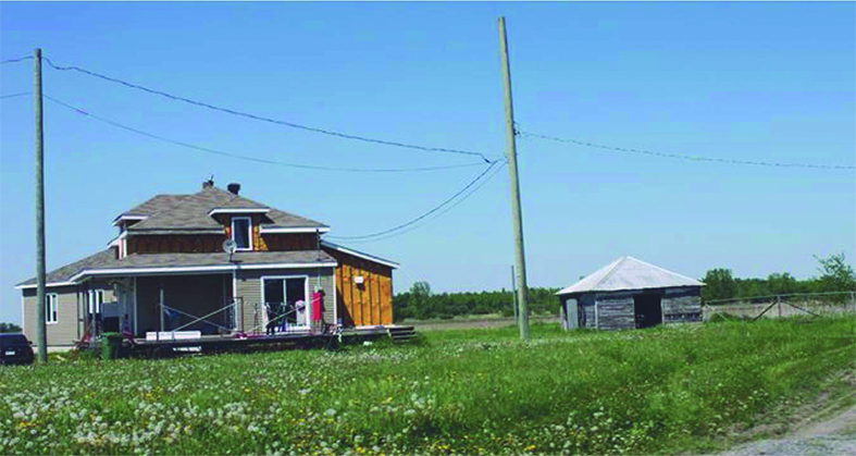  Figura 3. Casa habitación de trabajadores agrícolas temporales en los alrededores de Saint-Rémi. Fotografía de la autora.