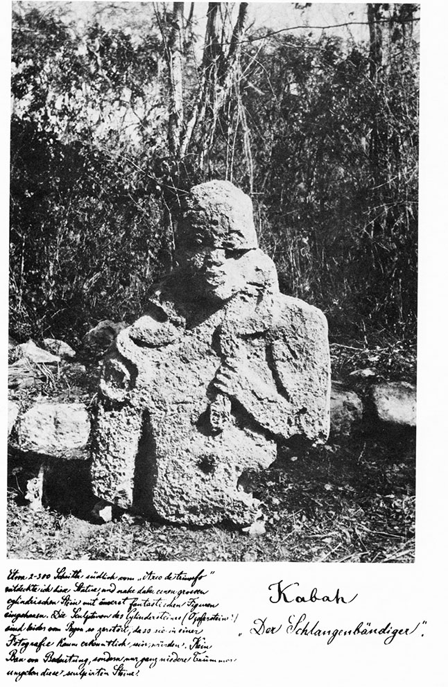 Figura 8. Señor de Kabah, fotografía de Teober Maler, 1886. Tomada de <em>Arte Maya. Uxmal, Sayil, Labna, Kabah y región Puuc, </em>1981: 128.